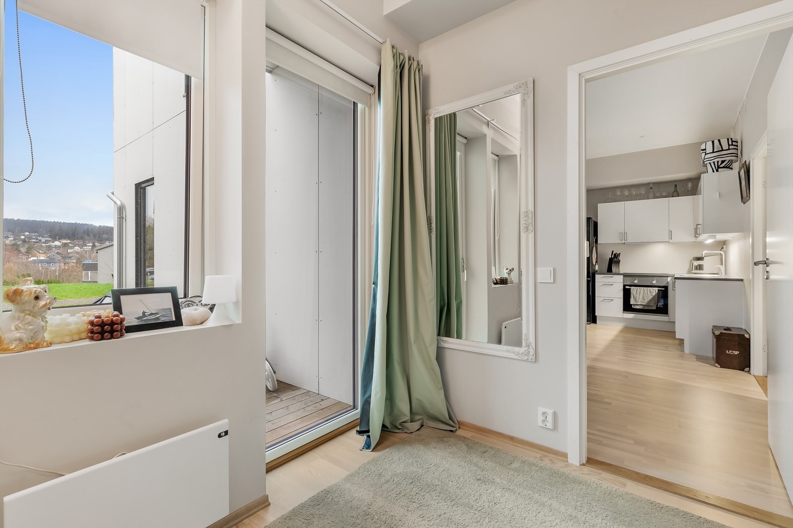 Herfra er det utgang til en solrik terrasse. Galleribilde