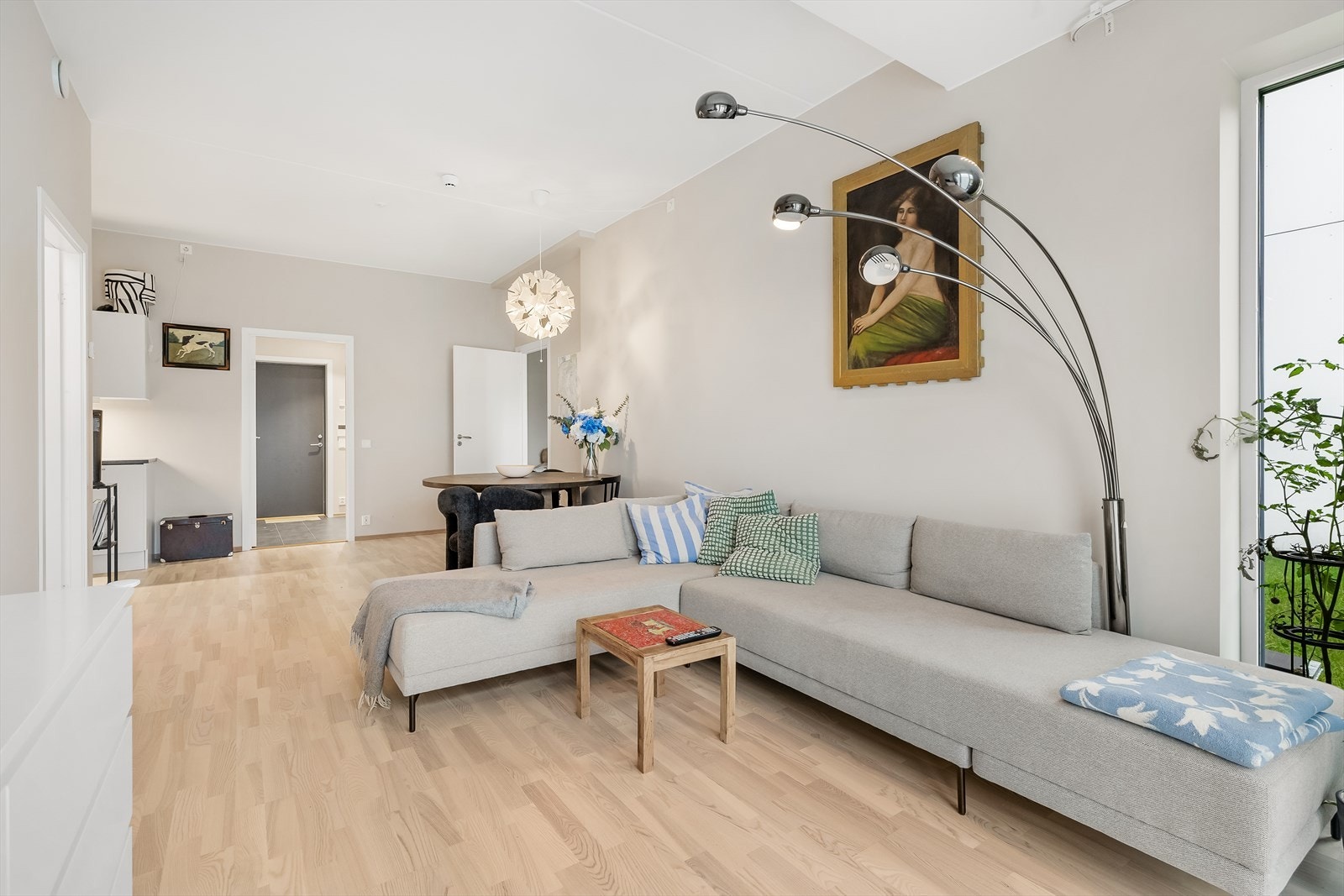 Det er åpen stue og kjøkkenløsning som gjør rommet mer sosialt. Galleribilde