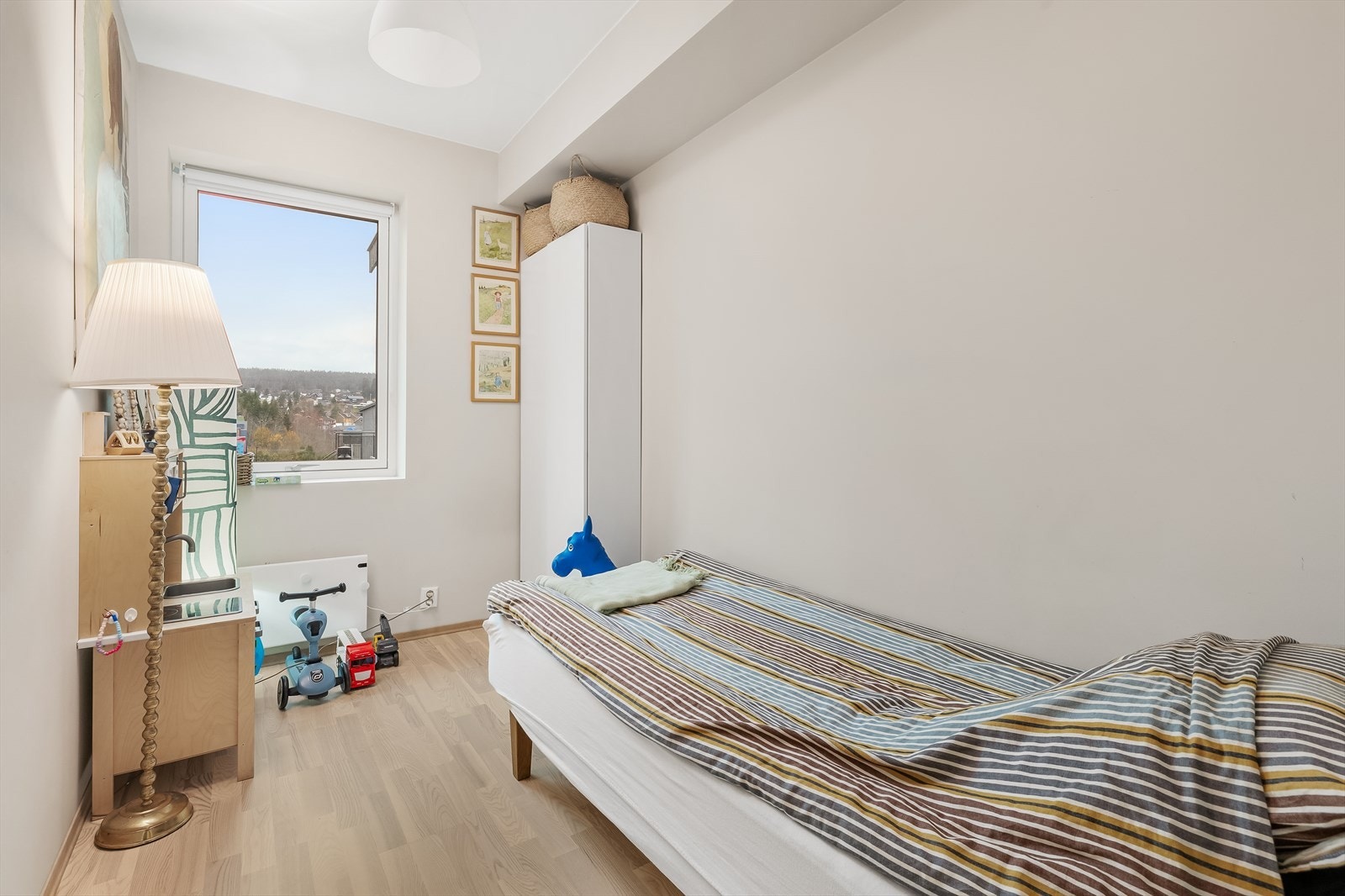 Det andre soverommet er praktisk utført med god plass til seng og tilhørende møblement. Ypperlig som barnerom, gjesterom eller hjemmekontor. Galleribilde