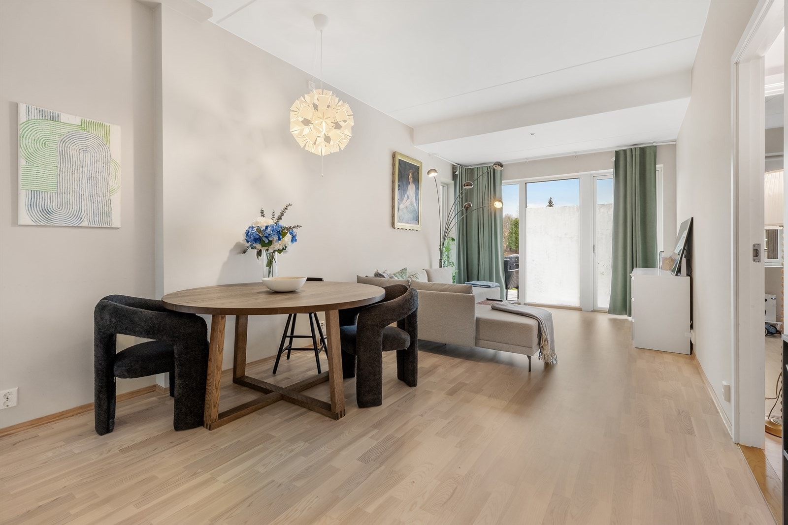 Velkommen til Snarefjellet 49, en ny og lekker 3-roms leilighet med en god beliggenhet. Galleribilde