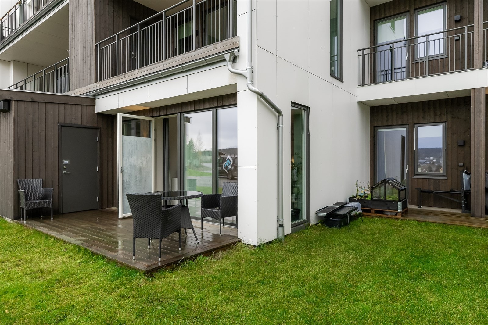 Fra stuen er det utgang til en solrik terrasse som fungerer som en forlengelse av stuen på varme sommerdager. Galleribilde