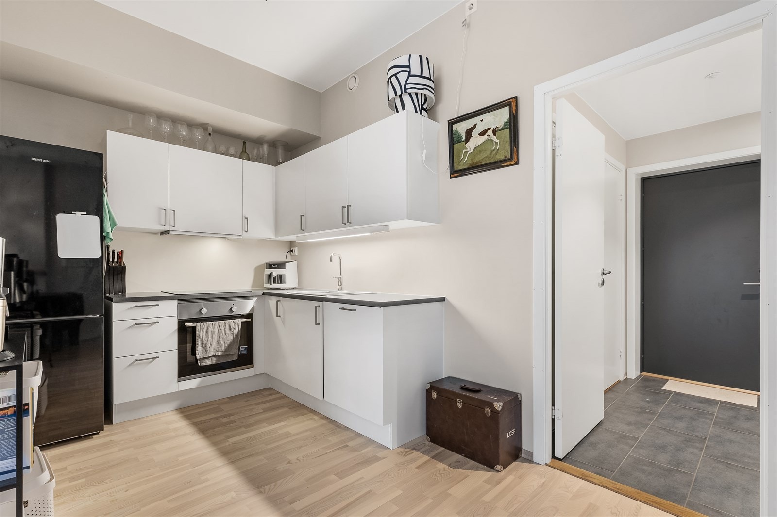 Det er åpen stue og kjøkkenløsning som gjør rommet mer sosialt. Kjøkken fra Sigdal med glatte, hvite fronter. Galleribilde