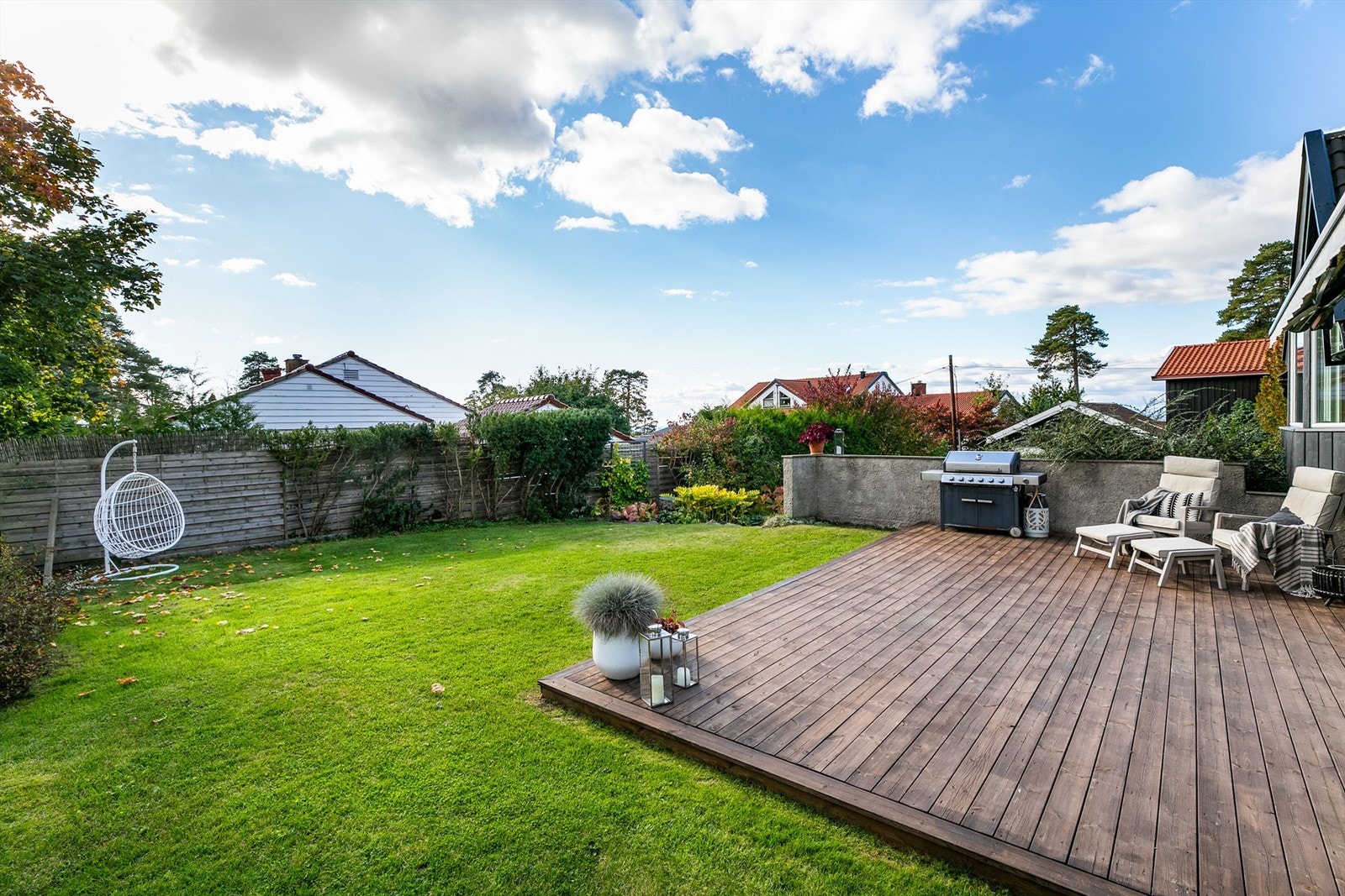 Tomten er frodig med et mangfold av vakre planter, blomster og bærvekster som skaper en levende hageopplevelse. Galleribilde