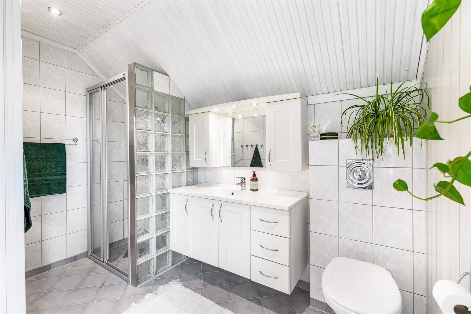 Badet i andre etasje er fra 2004 og i daglig bruk. På sikt bør likevel fornying/oppgradering av rommet påregnes. Galleribilde