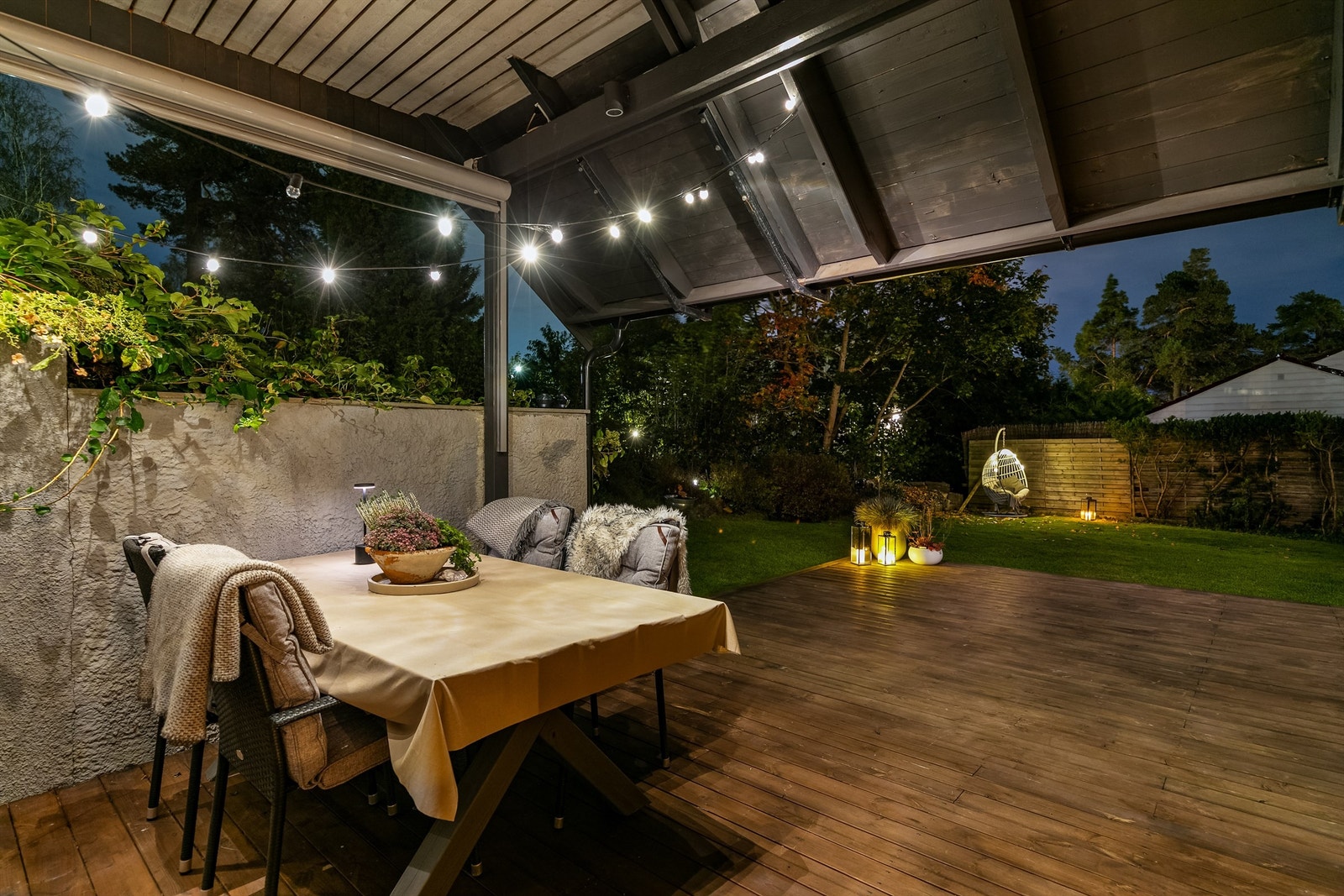 Under terrassens overbygg er det lunt og hyggelig å sitte ute på lyse sommerkvelder. Galleribilde