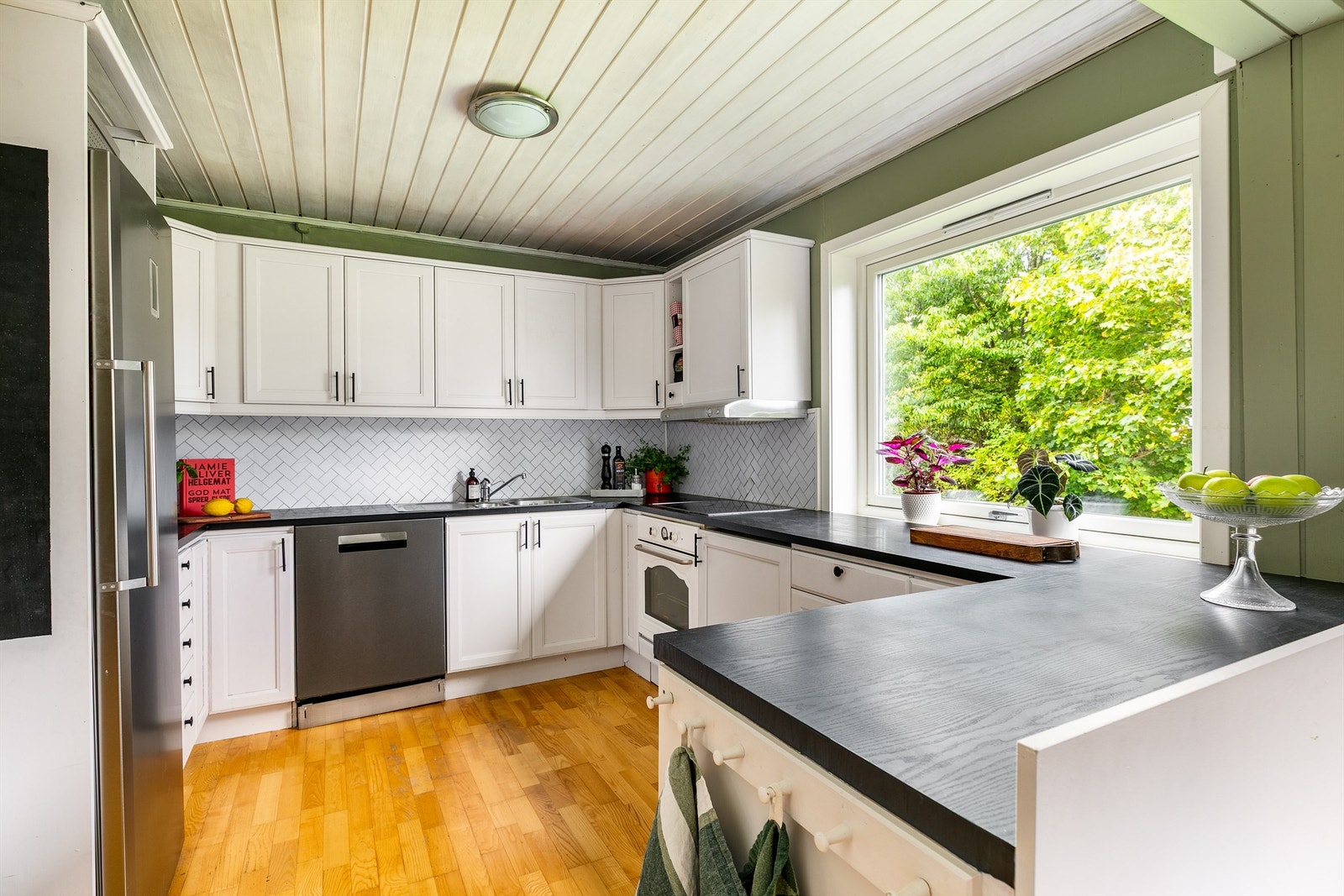 Kjøkkeninnredningen er fra 1993, velholdt i forhold til alderen og meget praktisk utformet. Galleribilde