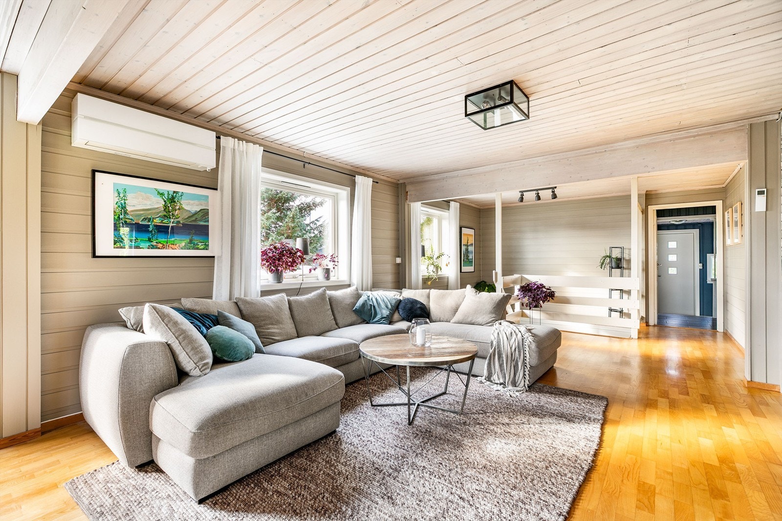 To nye varmepumper er installert i boligen senere år, stuens i 2017. Galleribilde