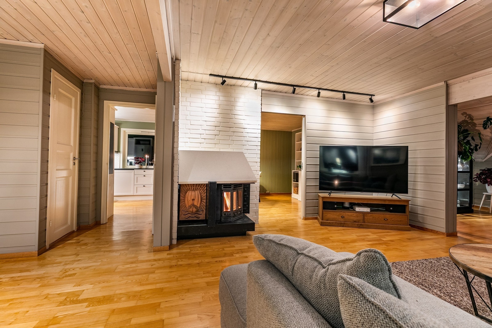 Kjøkkenet er i tidligere år skilt av fra stuen, men har likevel god plass til et spisebord for minst fire personer. Galleribilde