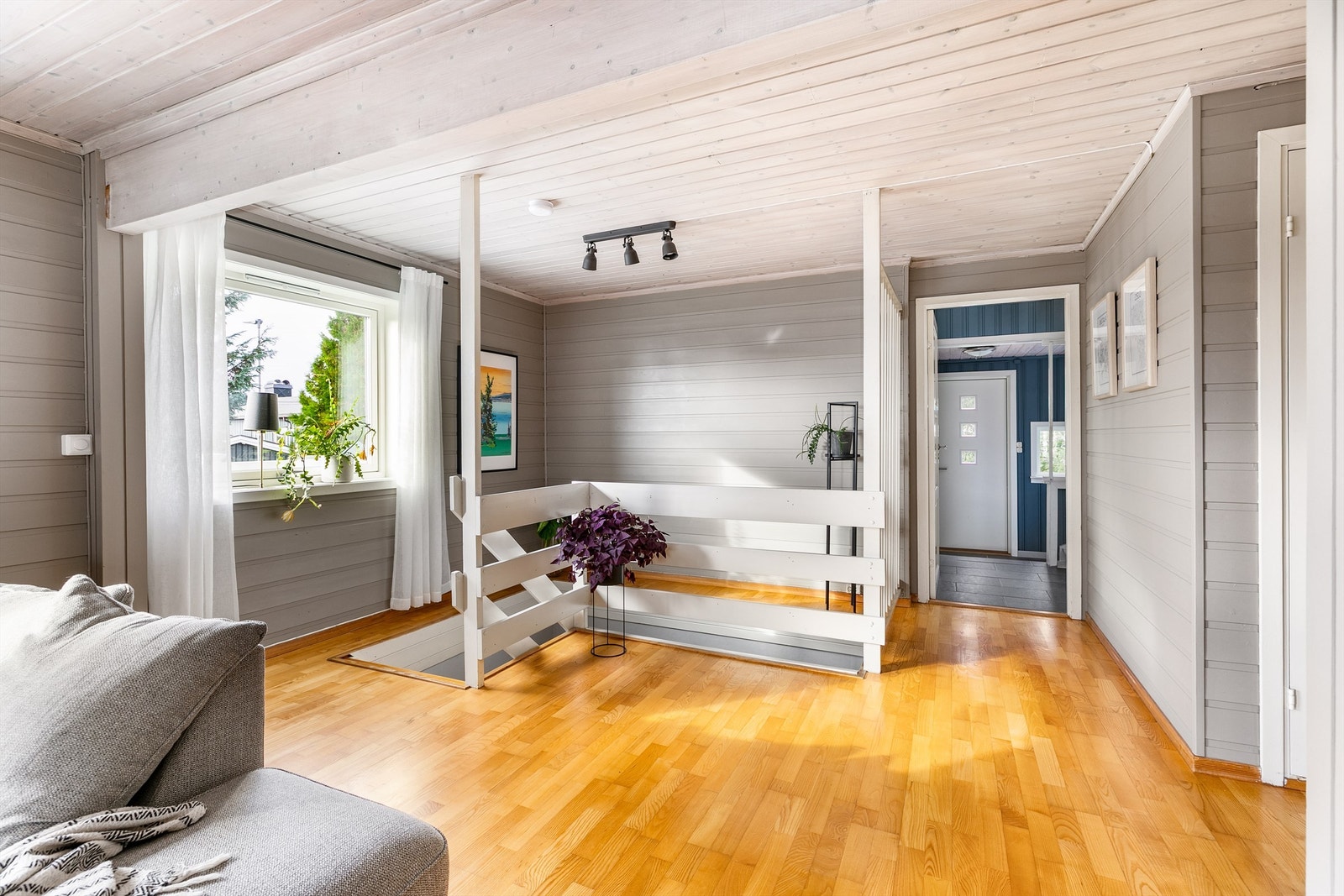 Flere oppgraderinger er utført ved boligens elektriske anlegg i senere år. Ny belysning er montert, blant annet i stuen. Galleribilde