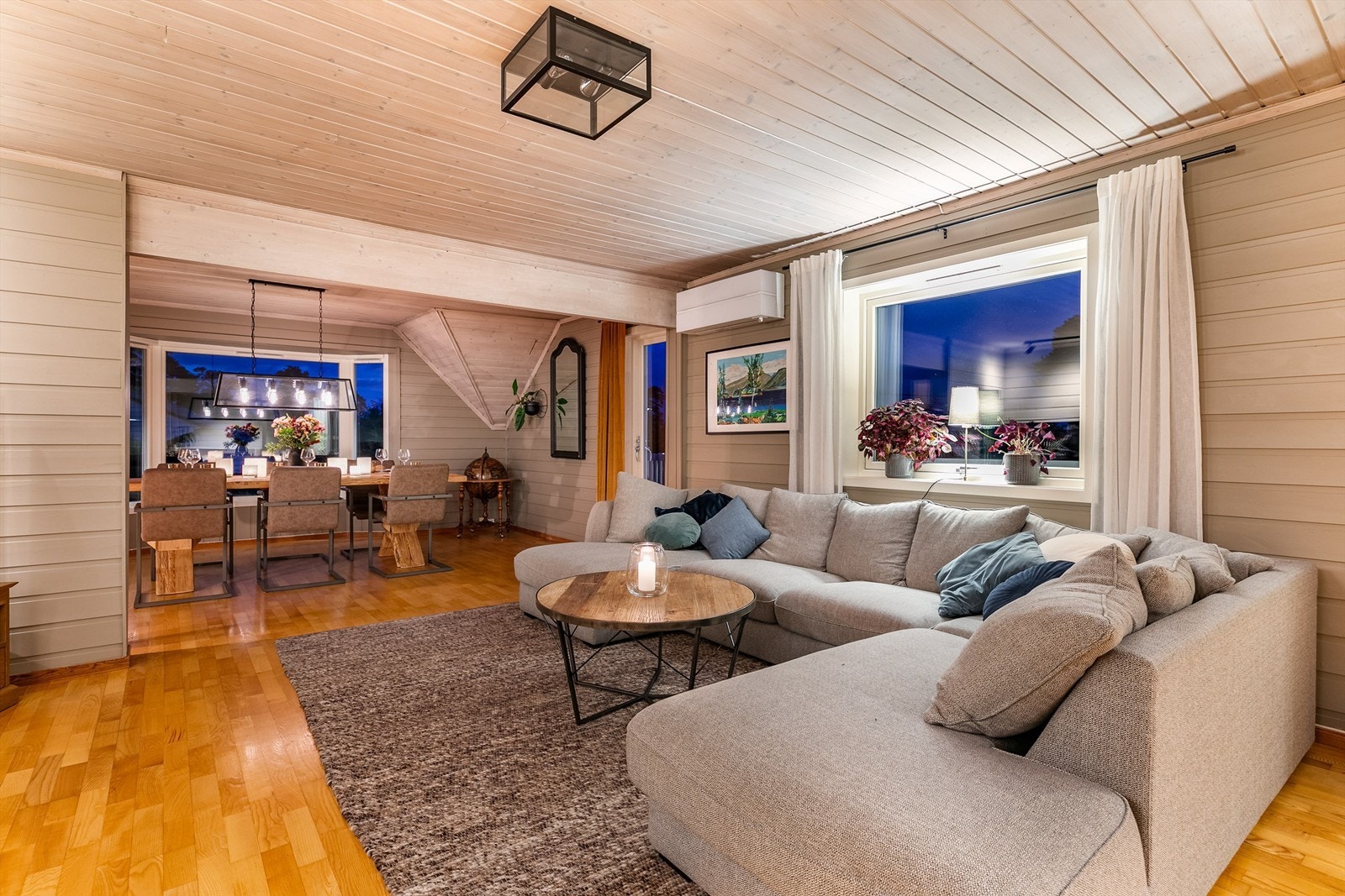 De store stuene lar seg enkelt møblere med sittegrupper for mange. Galleribilde