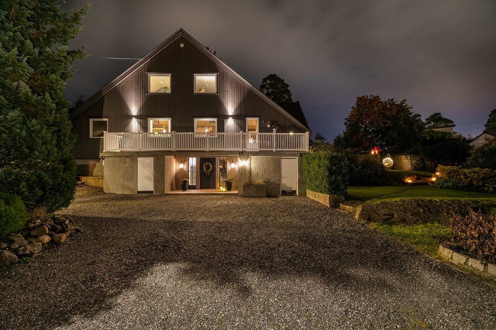 Nye utelamper lyssetter fasaden effektfullt, både mot gaten og mot hagen. Galleribilde