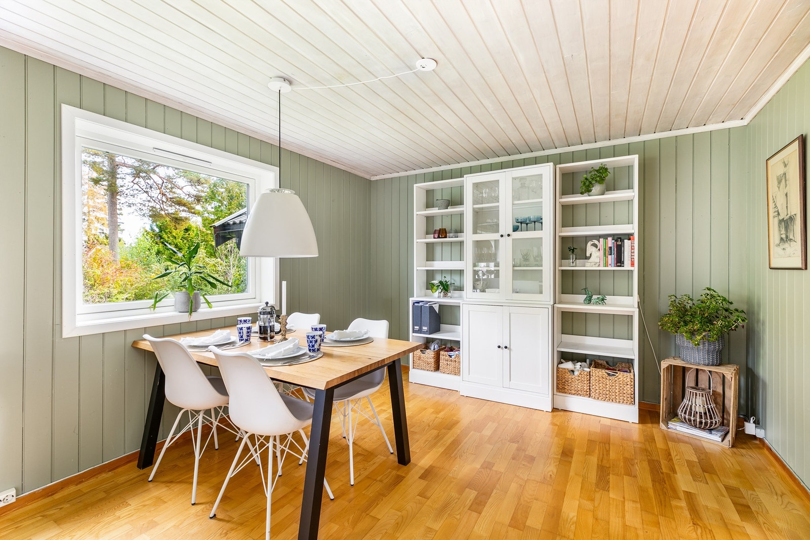 For frokoster, hverdagens måltider og skolearbeid er kjøkkenets spiseplass et naturlig valg. Galleribilde