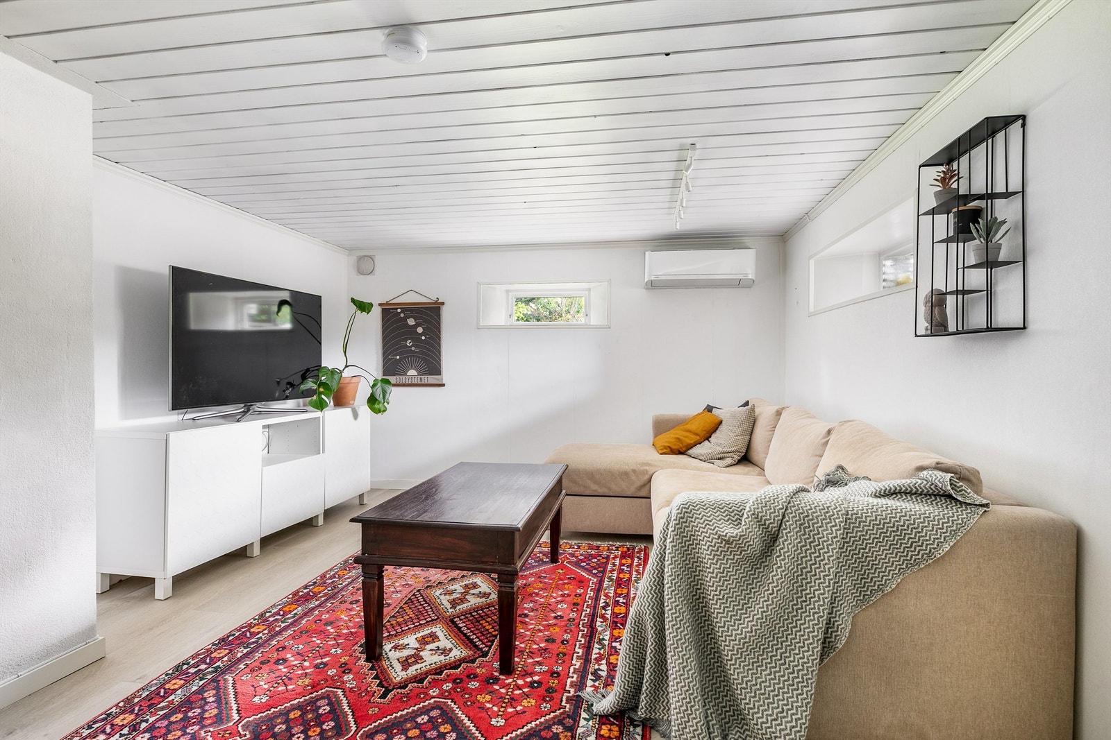 I kjellerens nesten 20 kvm. store stue kan barna eller ungdommene få sin helt egen avdeling. Varmepumpe ble montert i 2019. Galleribilde