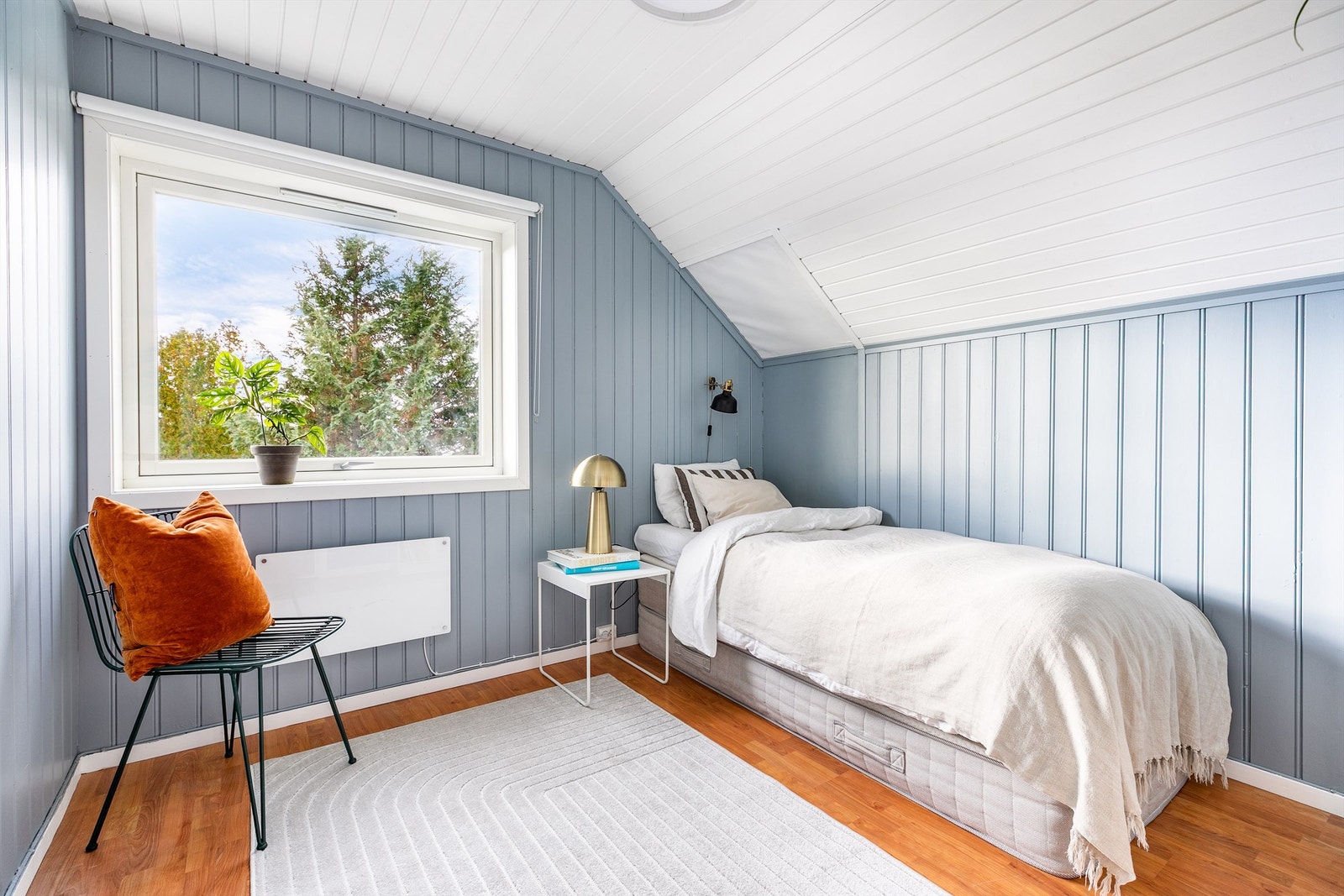 Tre soverom på én flate er spesielt gunstig for en familie med små barn. Dette har over 8 kvm. gulvflate. Galleribilde