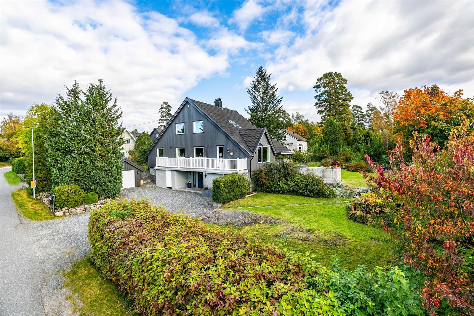 Utenom garasjen er det oppstillingsmulighet for opptil flere biler på den store gårdsplassen. Galleribilde