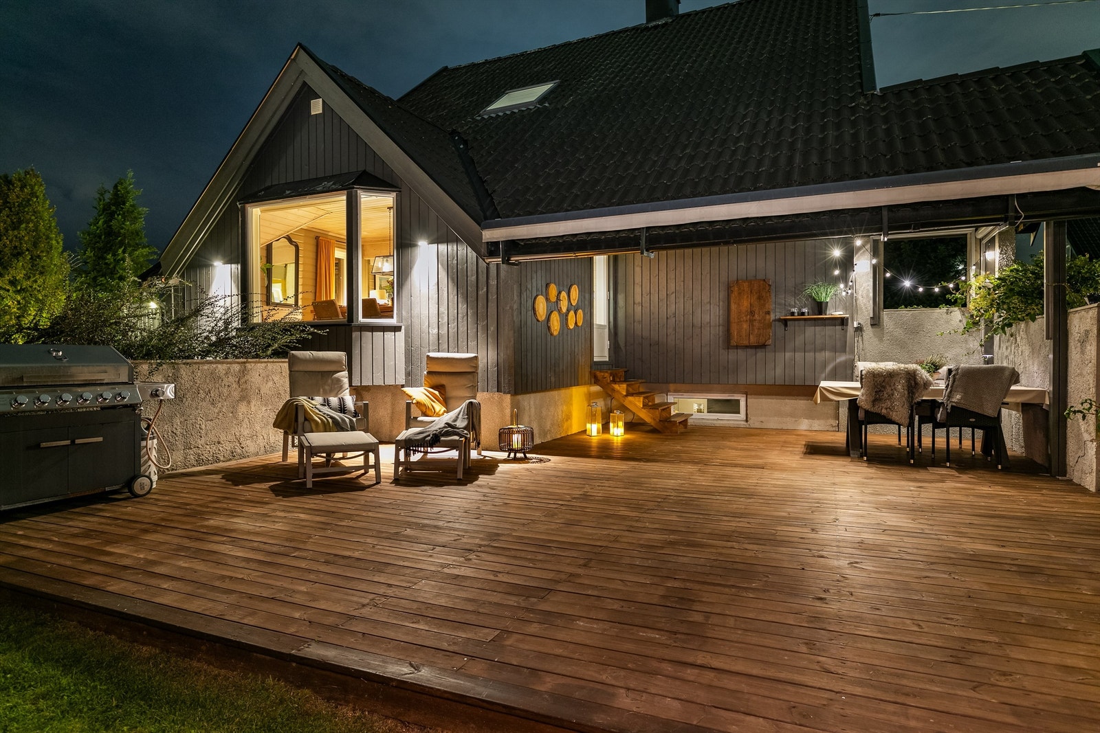 Stor markterrasse og balkong med sol fra tidlig morgen til sen kveld sommerstid Galleribilde