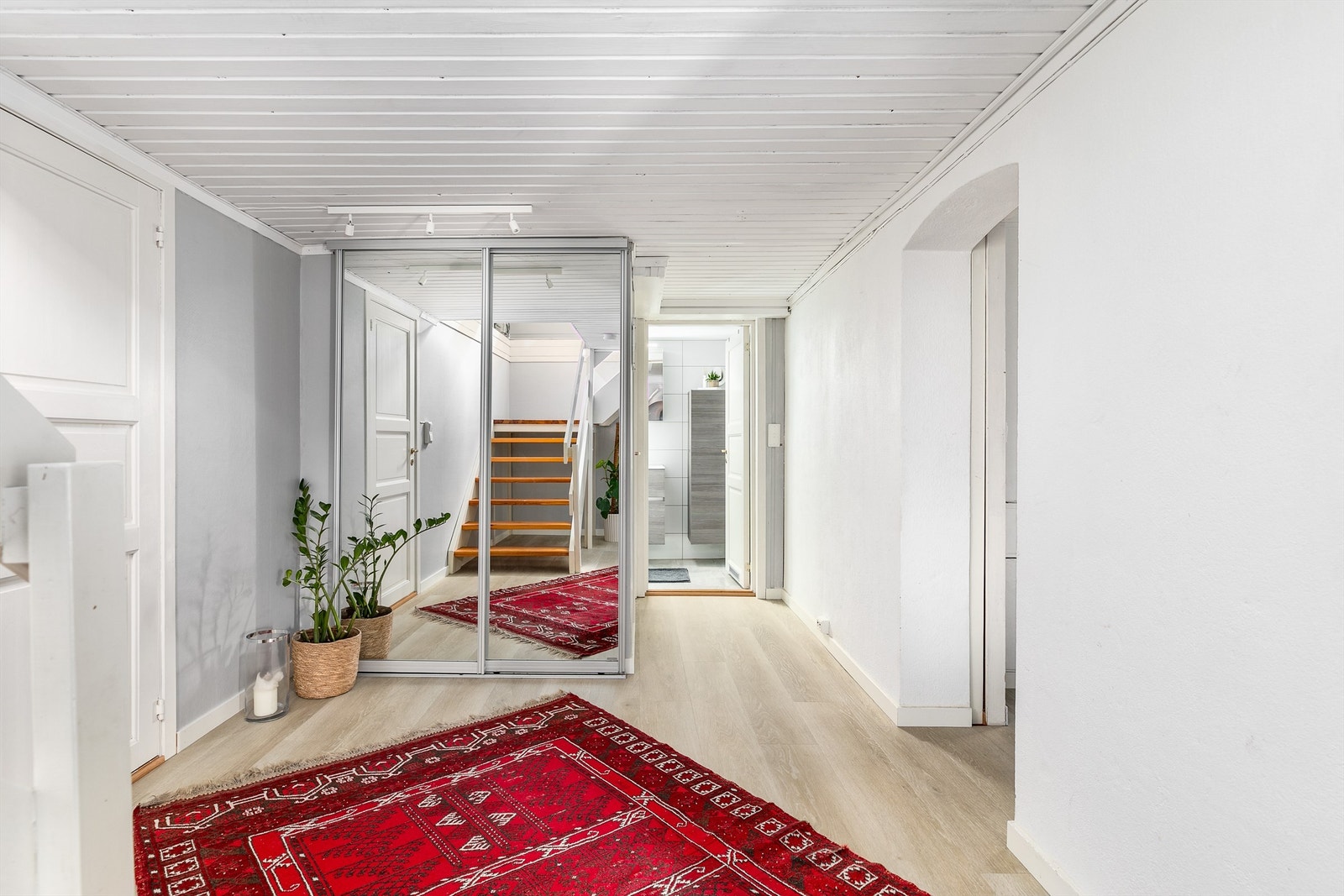 I den romslige hallen med praktisk speildørsgarderobe er det god plass for hele familien til å ta yttertøyet av og på. Galleribilde