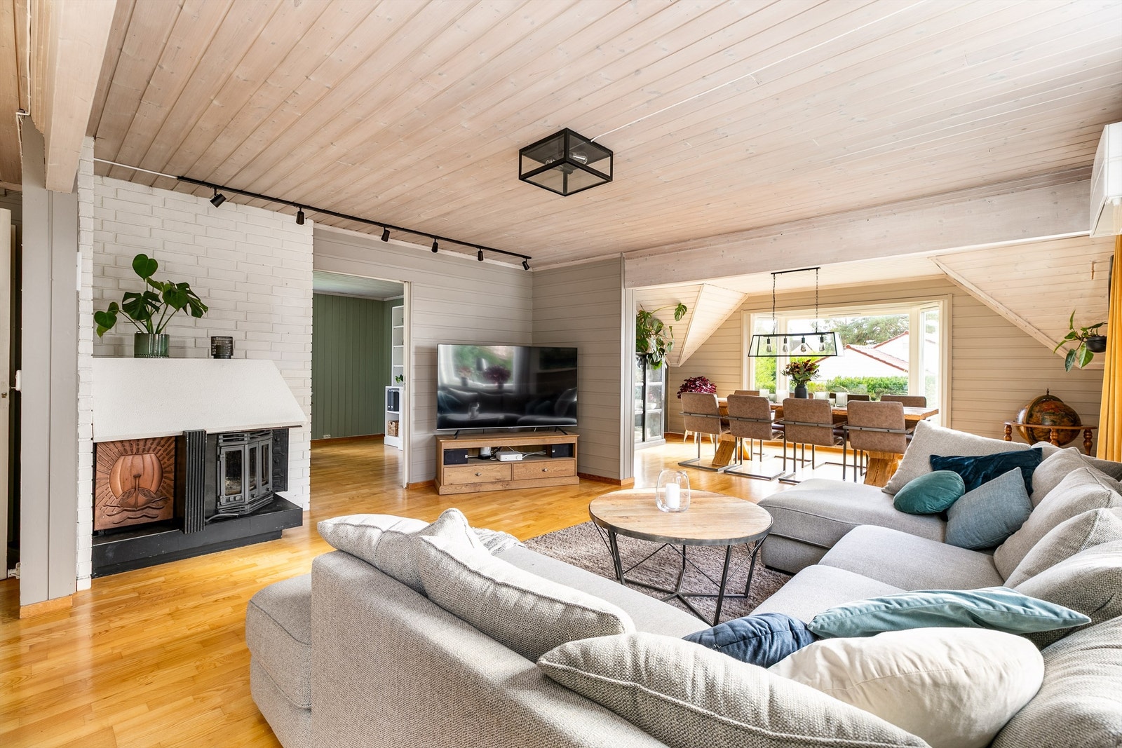 Stuen, spisestuen og kjøkkenet utgjør en sammenhengende sosial sone. Her får familien god plass til felles opphold i hverdagen. Galleribilde