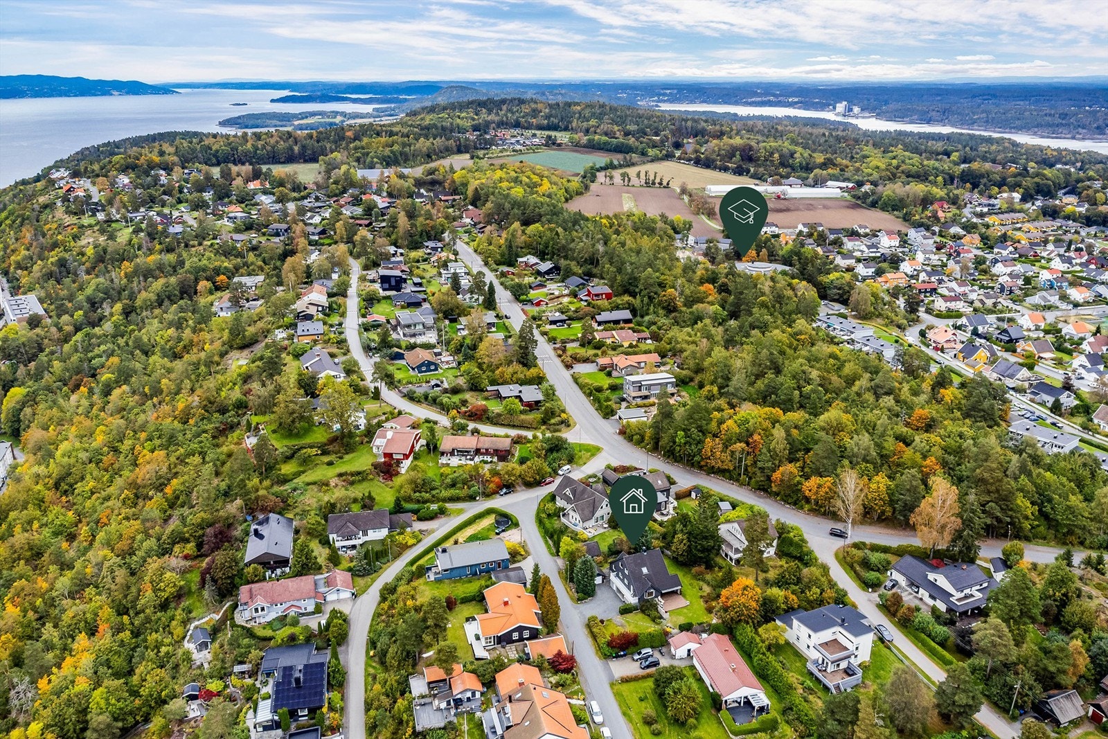 Fra Åslia kan du nærmest gå rett ut i skog og mark på stier som leder videre ut i øyas store friområder. Galleribilde