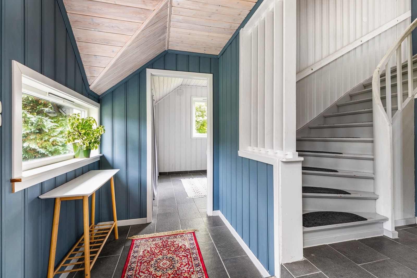 Det er mulighet for utvendig adkomst direkte til entreen i første etasje. Vaskerommet rett frem. Galleribilde