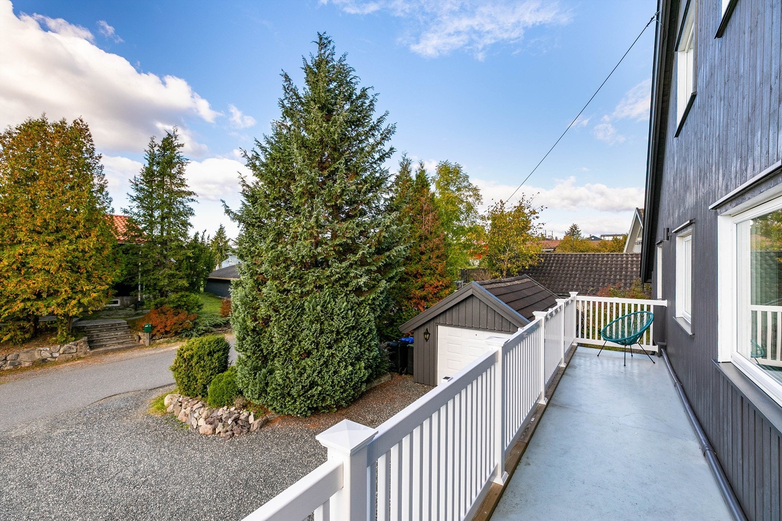 I anledning omkledning av ytterveggene ble membran lagt på balkongen over inngangspartiet. Galleribilde