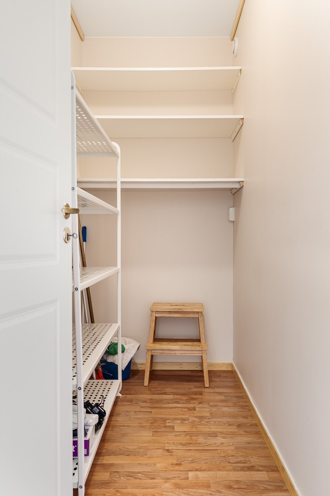 Praktisk bod på 3m² med gode oppbevaringsmuligheter. Det medfølger også ekstern bod på ca. 3m² i kjeller. Galleribilde