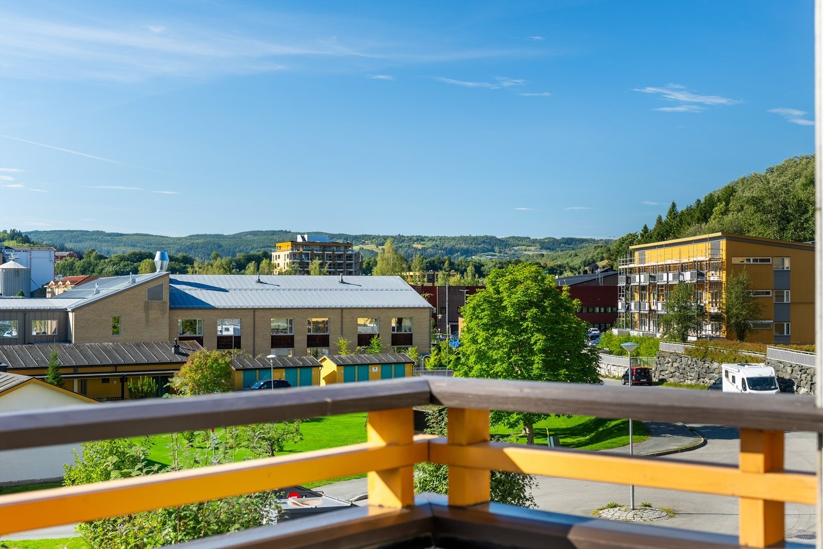 Balkongen byr også på flott utsikt og strålende solforhold store deler av dagen i sommerhalvåret. Galleribilde