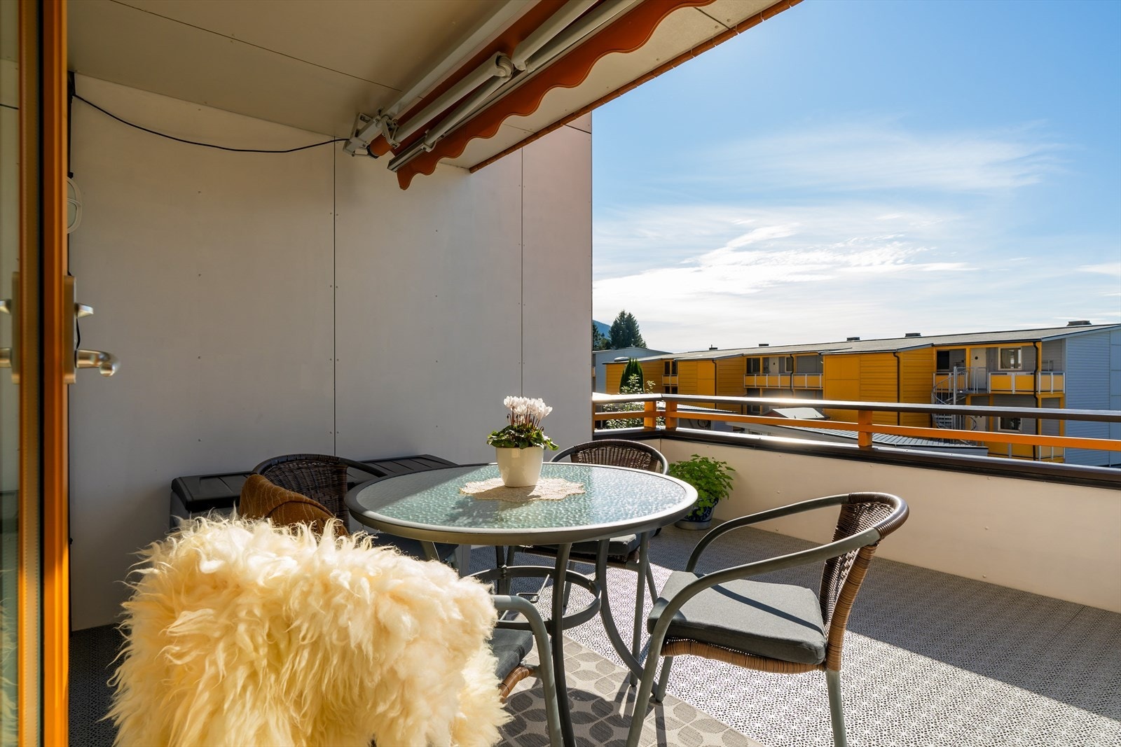 Fra stue har man utgang til en svært romslig balkong på 14m². Her er det godt med plass til møbler og grill (gass eller el). Galleribilde