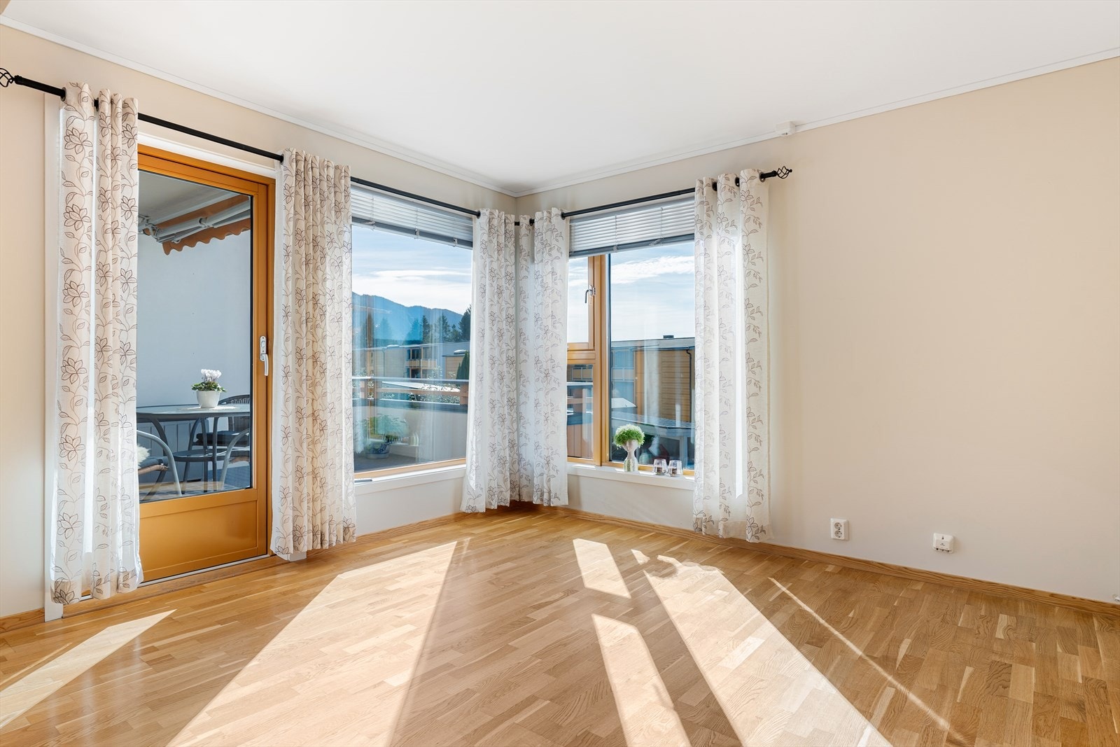 Med sørvendt beliggenhet får man rikelig med dagslys gjennom vindusflatene. Galleribilde