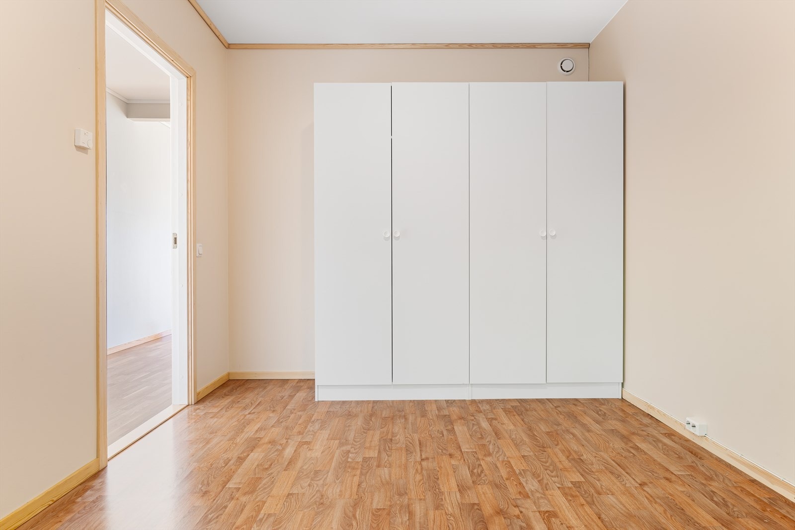 Avbildet garderobeløsning på hovedsoverom medfølger i handelen. I tillegg er det godt med oppbevaringsplass i innvendig bod / teknisk rom. Galleribilde