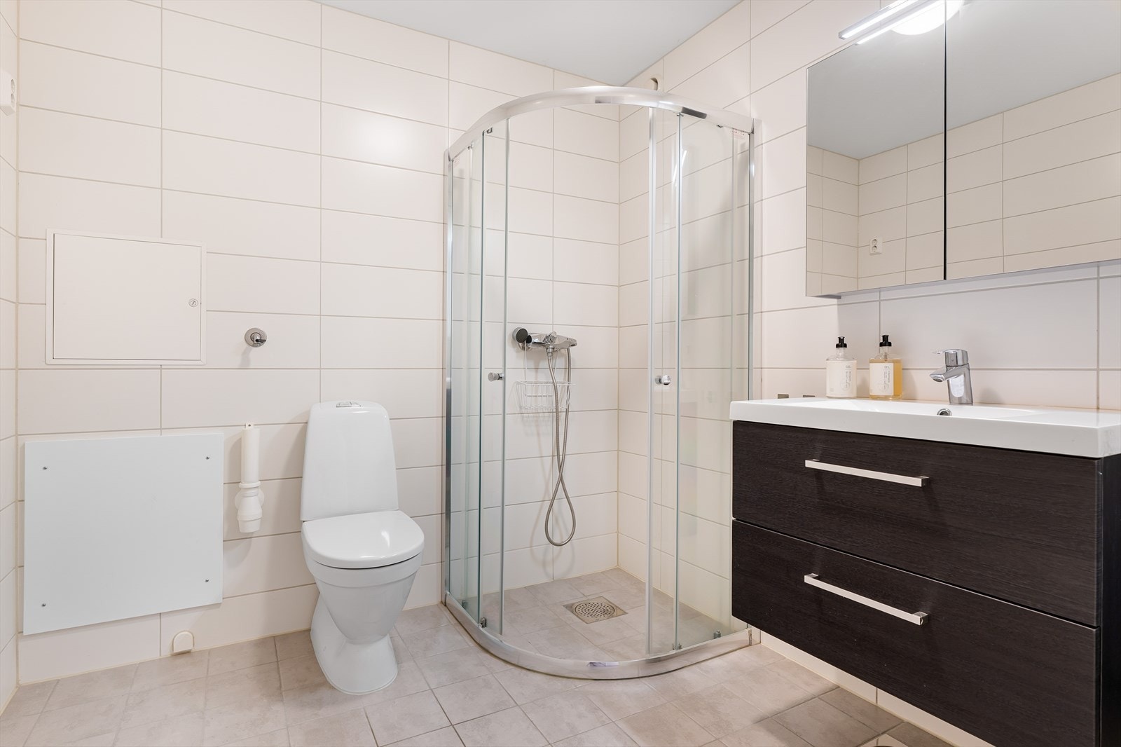 Pent, flislagt bad på 5m². Rommet ble oppgradert i 2016 og har et moderne uttrykk. Utstyrt med dusjvegger av glass og dusjgarnityr på vegg, gulvmontert toalett, Innredning med servant og opplegg for vaskemaskin. Galleribilde