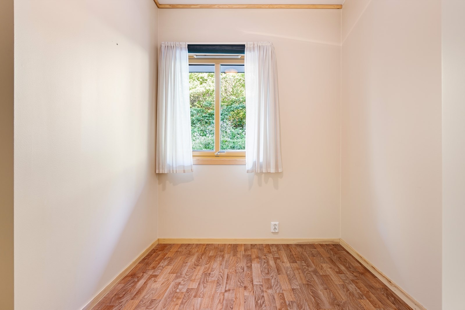 Det andre soverommet er på 6,9m². Begge soverom ligger vendt mot et rolig område på sameiets tomt uten støy fra trafikk og forbipasserende. Galleribilde