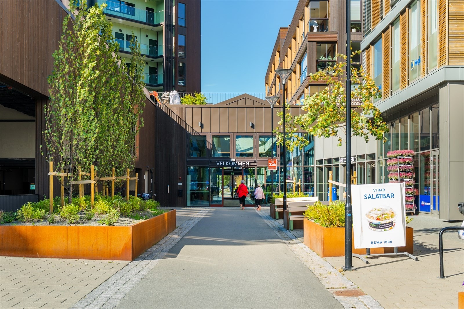 I umiddelbar nærhet har man Melhus sentrum med et rikt utvalg av fasiliteter, dagligvarebutikker, kafeer og treningssenter. Galleribilde