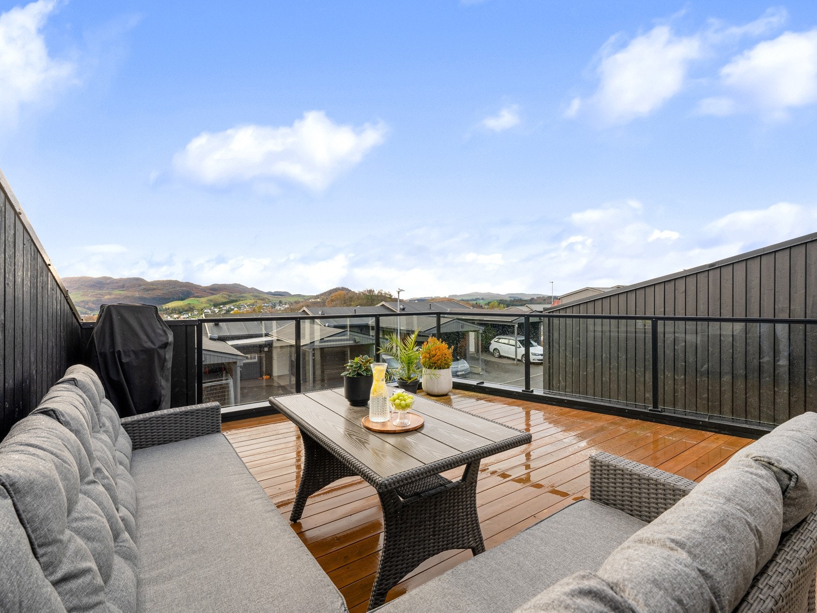 Terrassen er sørvendt, tilbaketrukket og skjermet | Her nyter du utsikten og meget bra solforhold Galleribilde