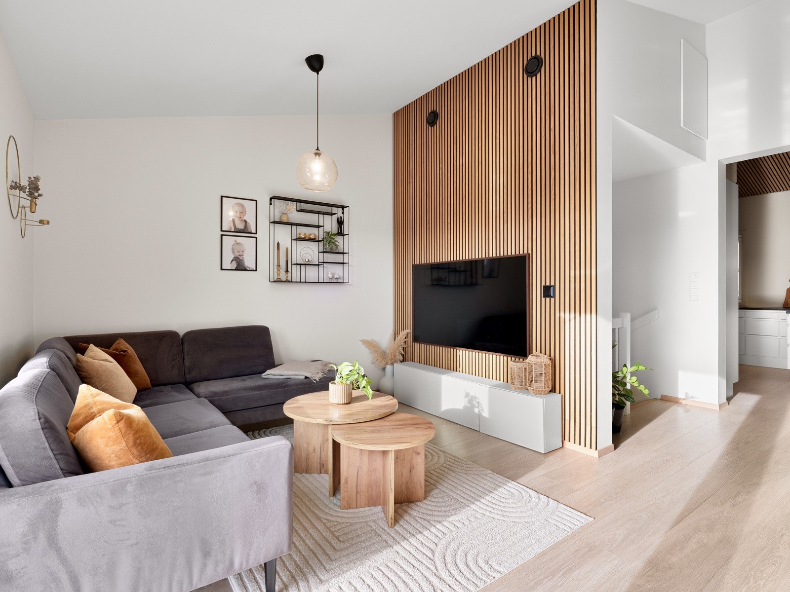 Fin bruk av spileplater som kontrastvegg bak TV - Det er ellers godt utnyttet med bodplass over trappen Galleribilde