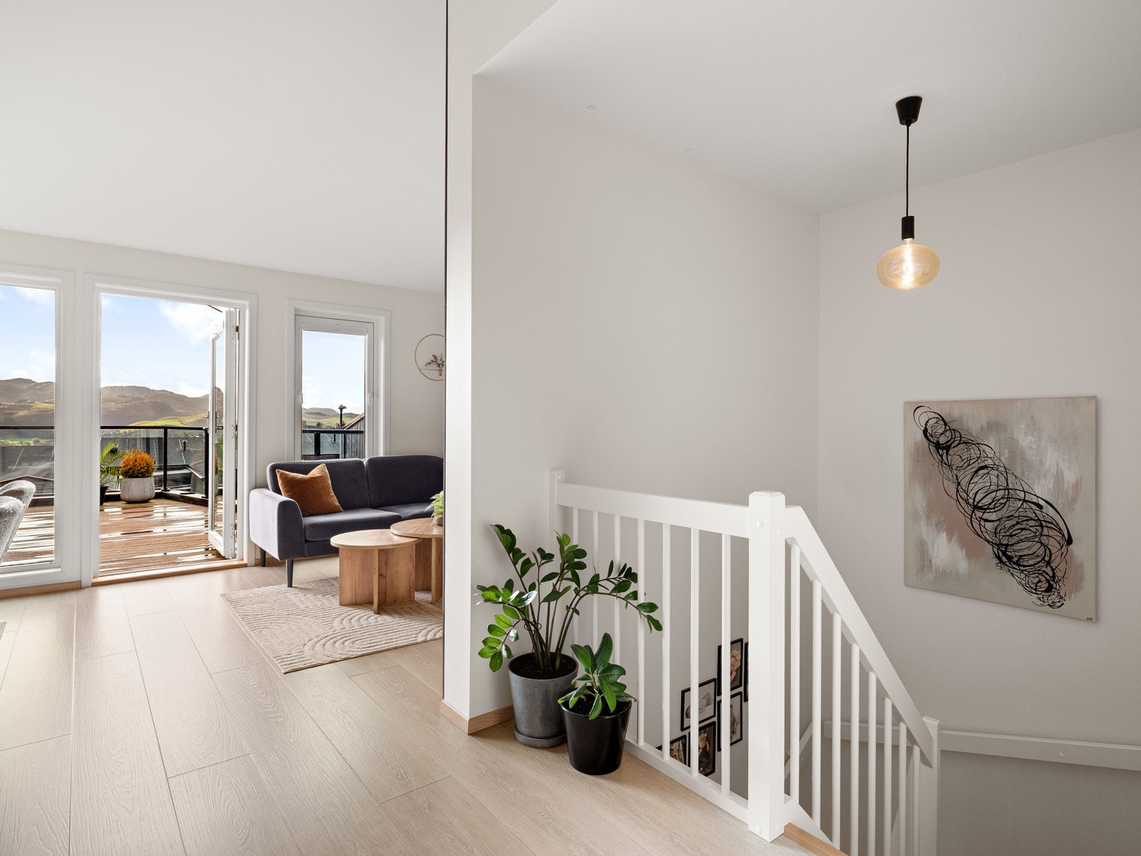 Gjennomført standard med slitesterk laminat og listefri overgang mellom tak og vegg Galleribilde