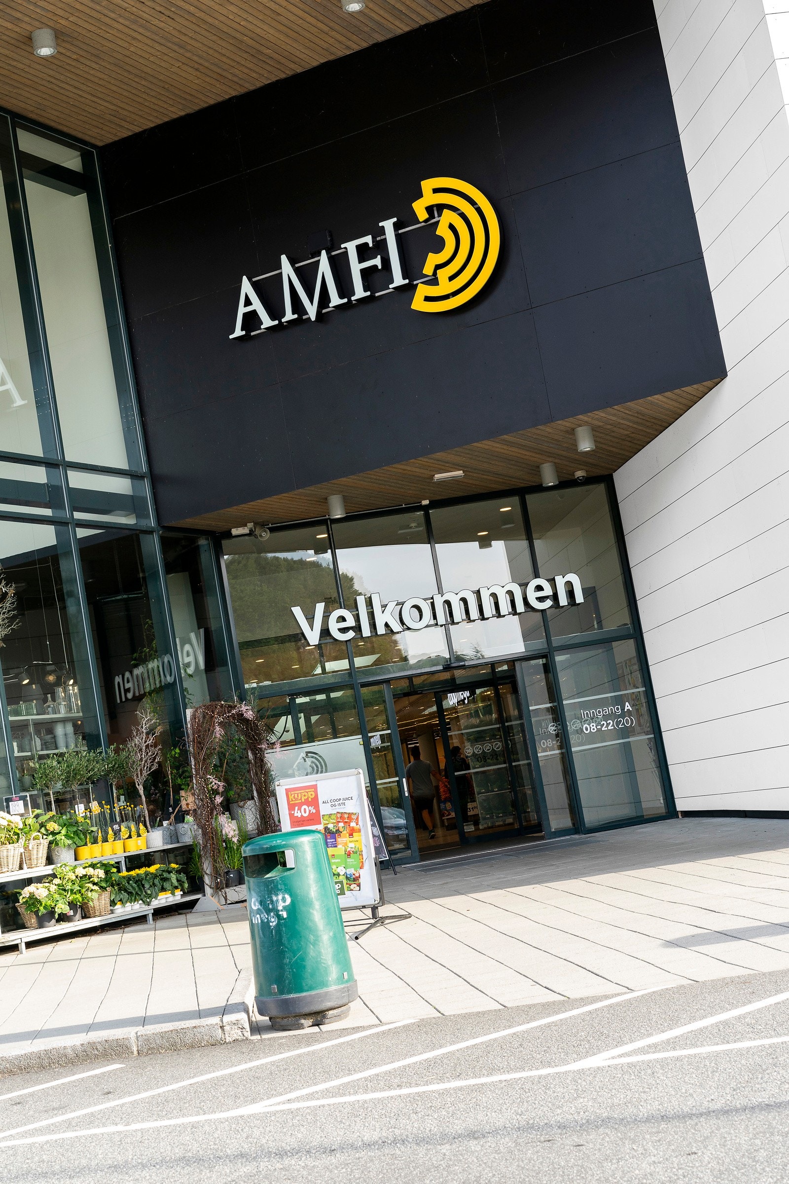 Kjøpesenter med Coop Mega og stort utvalg av butikker Galleribilde