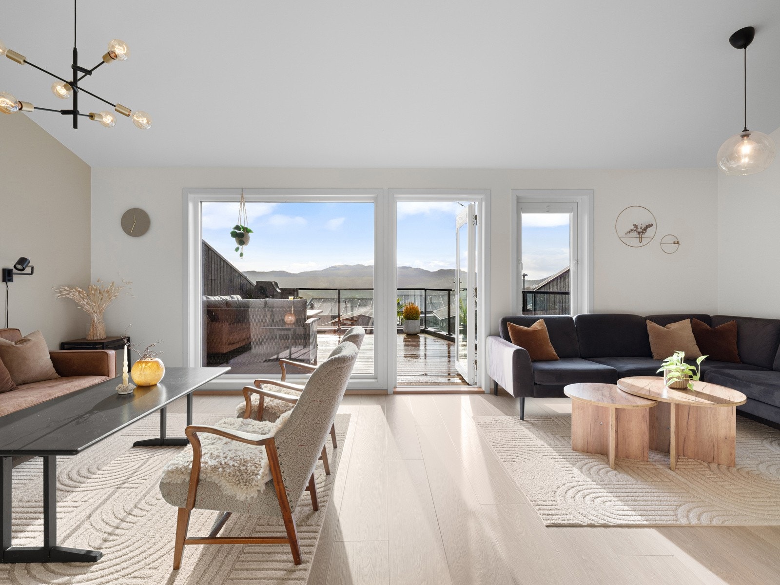 For en utsikt! Stuen er et annet høydepunkt, med fantastisk utsikt, og gode dimensjoner Galleribilde