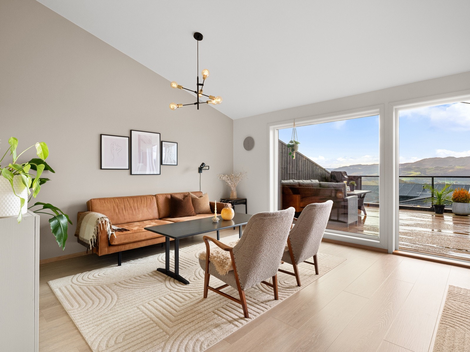 Fra stuen er det utgang til herlig, sørvendt terrasse på 23 kvm Galleribilde