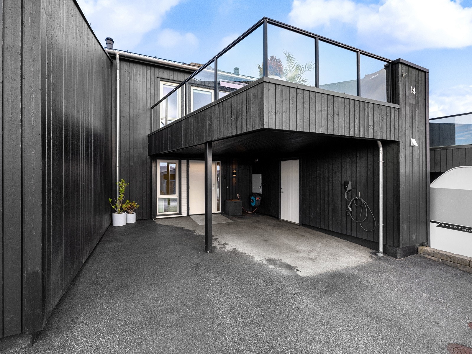 Den utvendige boden er isolert og innredet, og praktisk plassert under tak Galleribilde