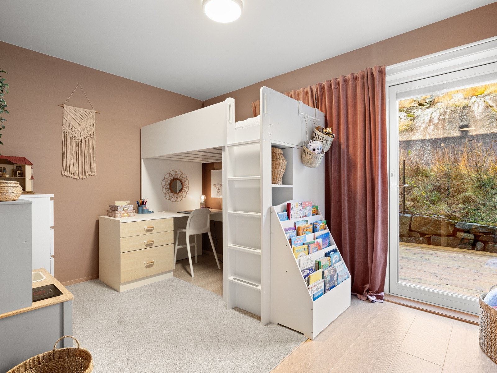 Det ene soverommet har dør ut til terrassen på baksiden Galleribilde