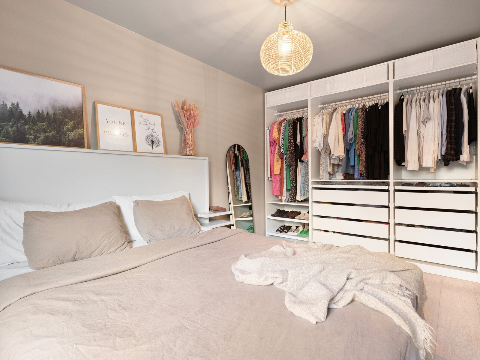 Stor garderobe medfølger i handelen Galleribilde