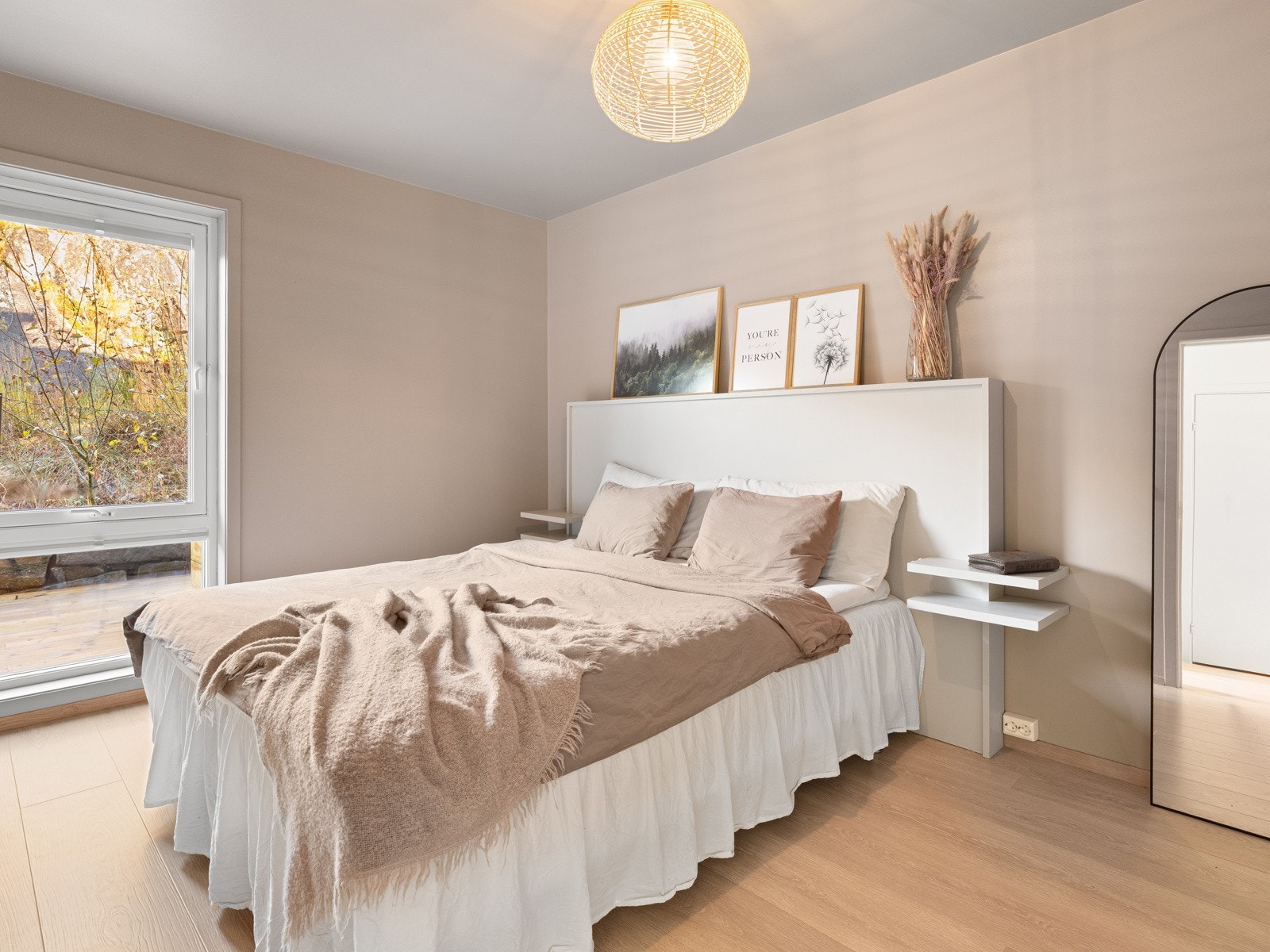 Fargevalg og materialvalg skiller seg ut i denne boligen, her er valgene tatt for deg - Du flytter rett inn! Galleribilde