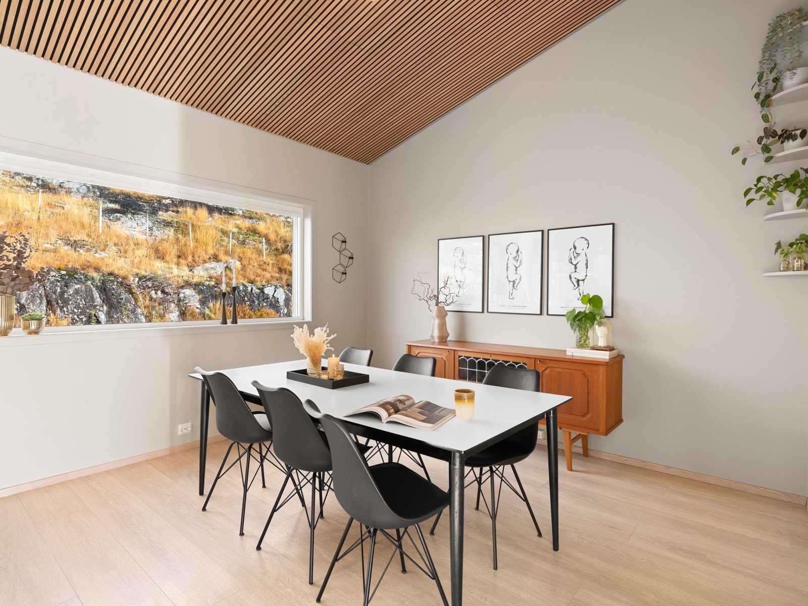 Kjøkkenet er et av mange høydepunkter i boligen, med ekstra takhøyde og spileplater i himlingen Galleribilde