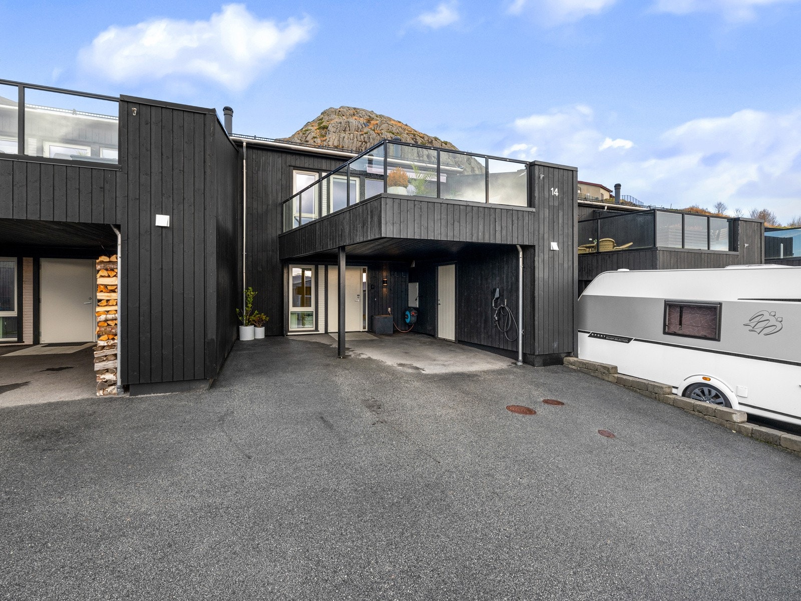 Hoveinngang i 1.etasje | God plass til parkering i carport under terrasse, samt plass til flere biler i asfaltert gårdsrom Galleribilde