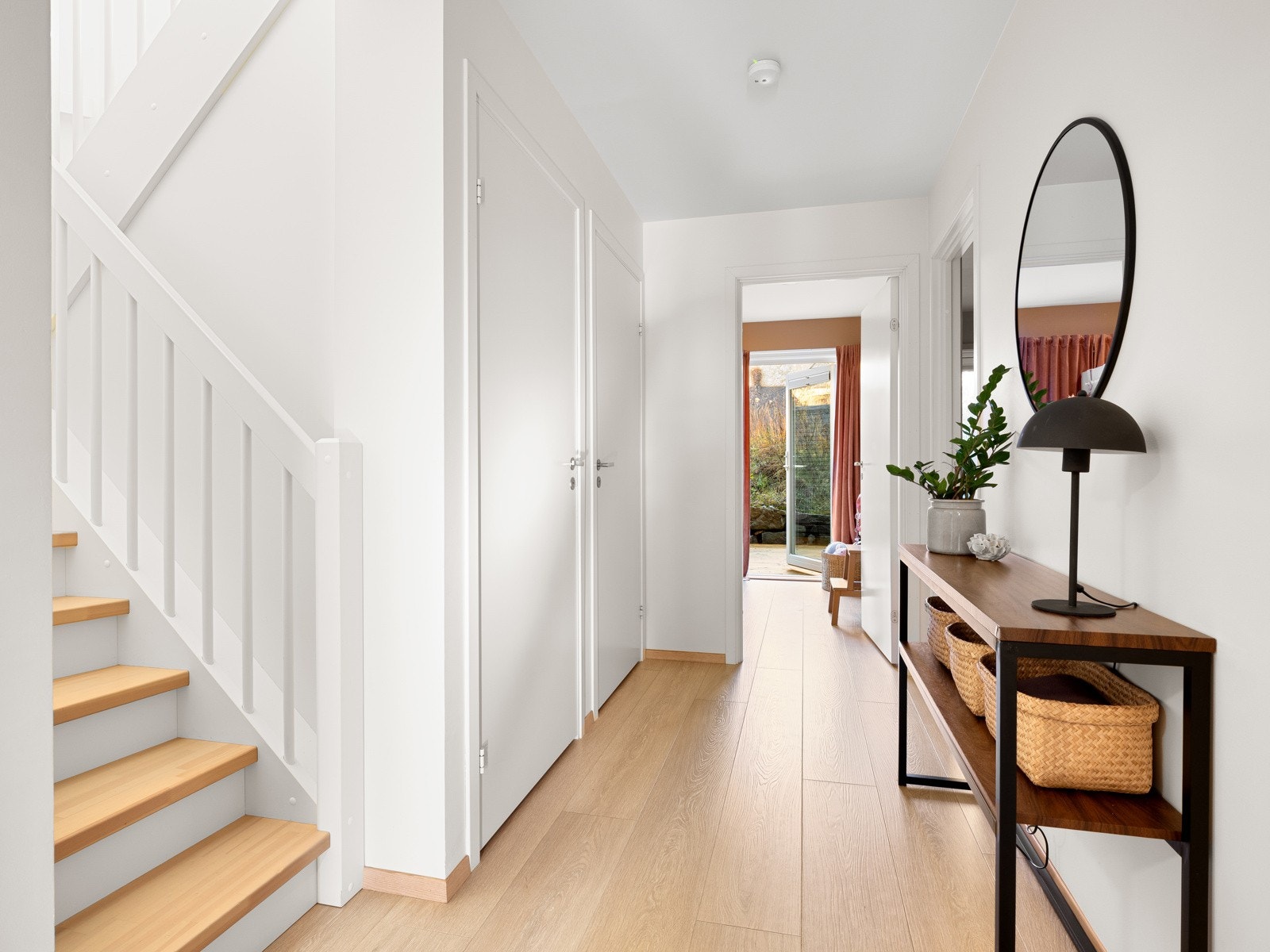 Gjennomtenkt løsning og god utnyttelse, her er det ekstra gjestetoalett + god bod under trappen til venstre. Galleribilde