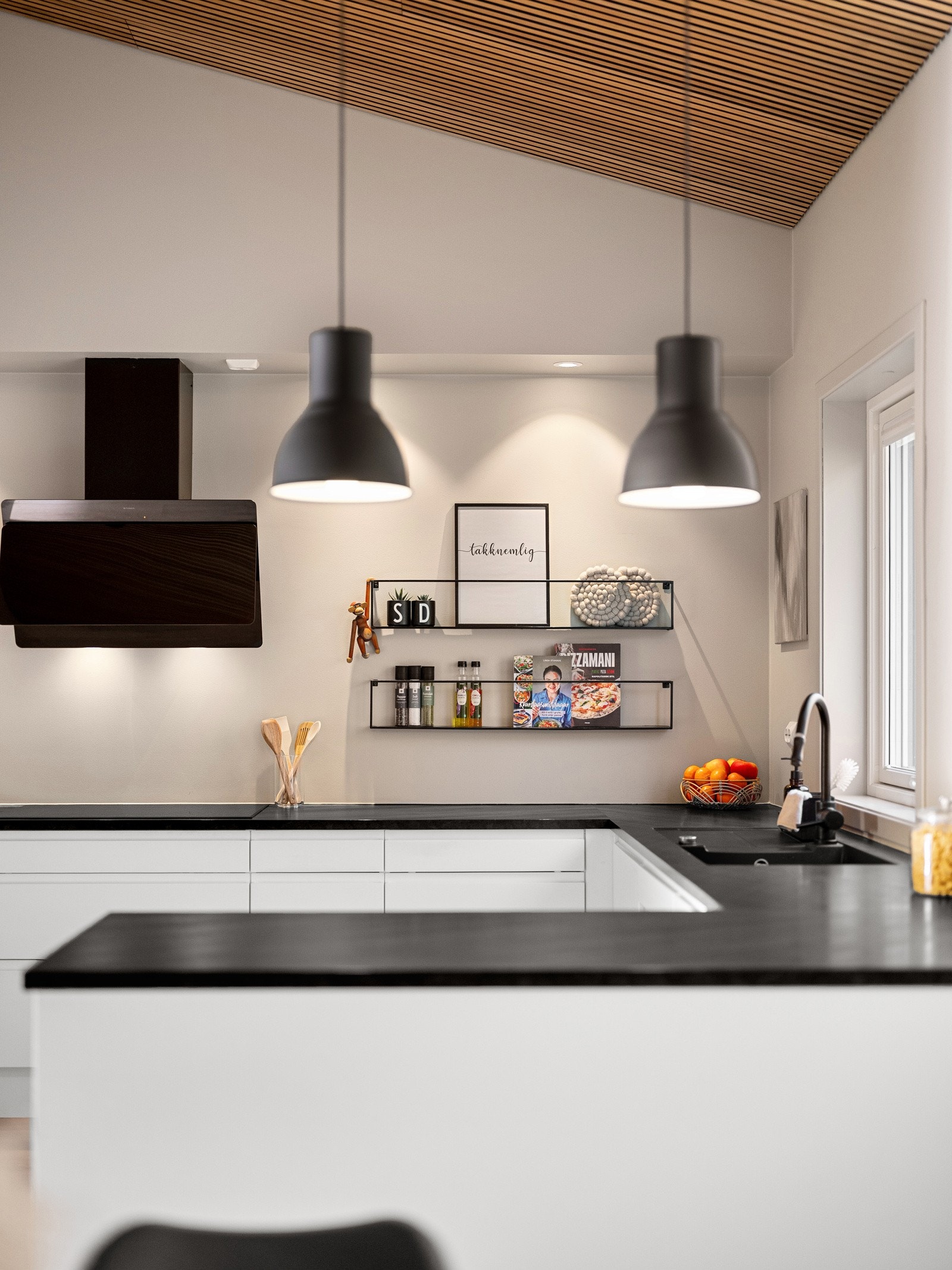 Et godt dimensjonert kjøkken med god skap- og skuffeplass, og bra benkeplass Galleribilde