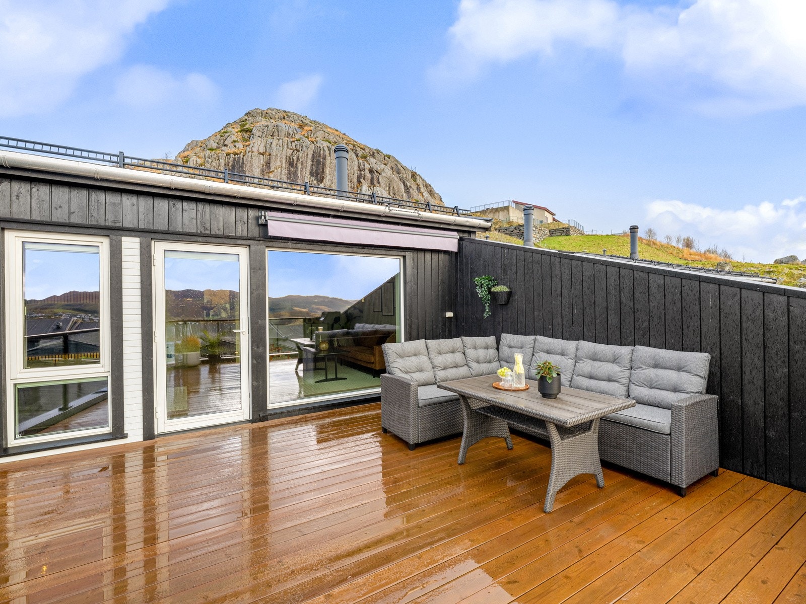 Her sitter du godt skjermet, på en sørvendt og stor terrasse på 23 kvm Galleribilde