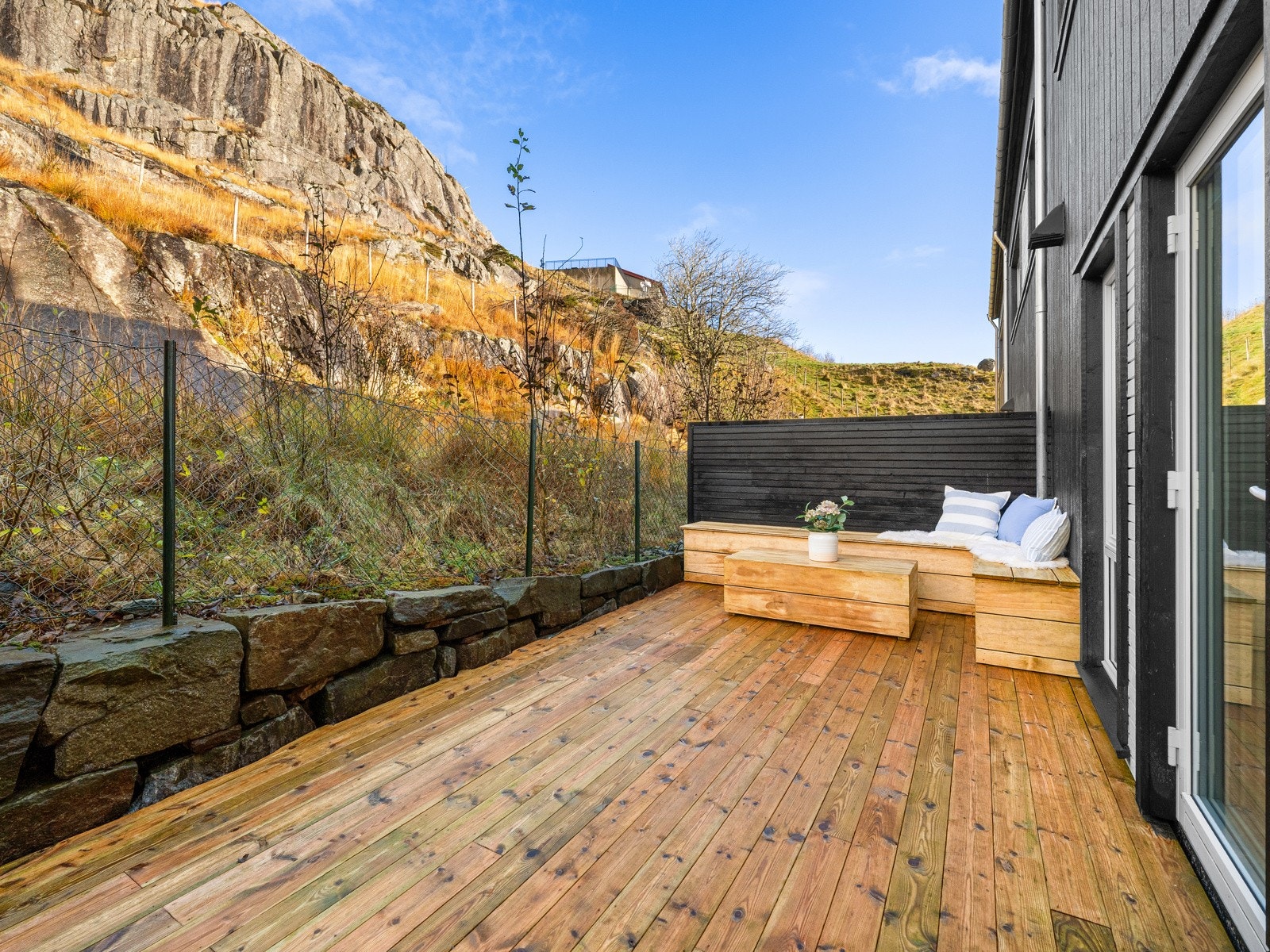 Hele tomten er opparbeidet, her på baksiden med ny terrasse Galleribilde