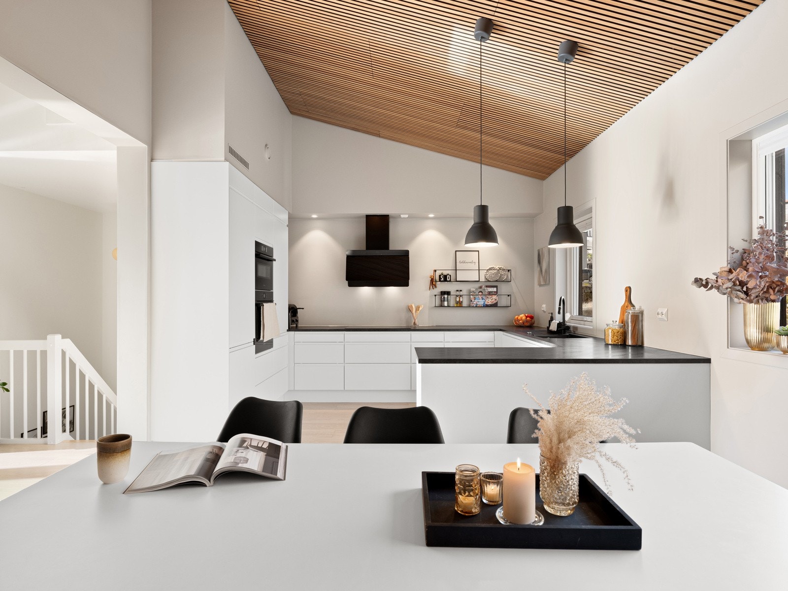 Et kjøkken som spiller godt sammen med spiseplassen Galleribilde